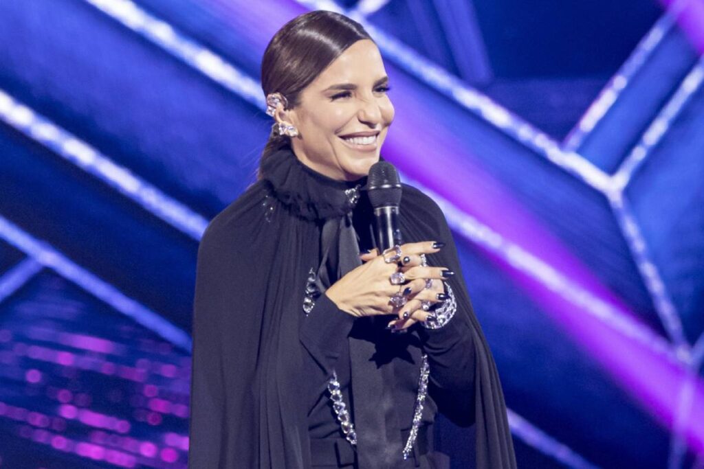 ivete sangalo com microfone apresentando the masked singer brasil