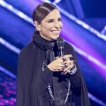 ivete sangalo com microfone apresentando the masked singer brasil