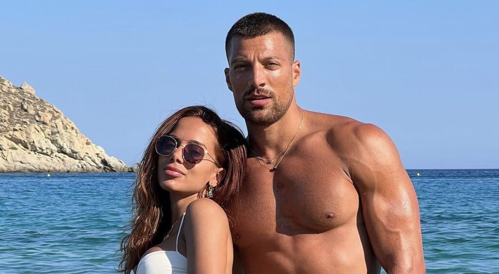 Anitta fala sobre relacionamento com Simone Sussina e diz Sempre fui solteira