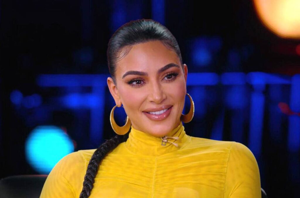 A revista People relata que Kim Kardashian esta em um relacionamento com um jogador de futebol americano. 1