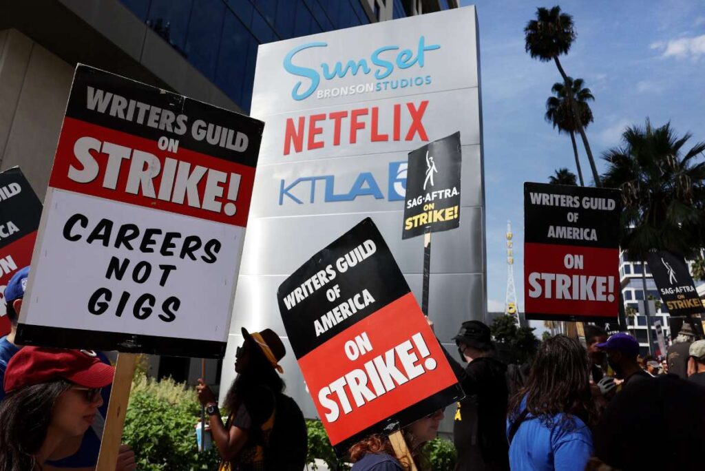 O sindicato dos roteiristas de Hollywood pos fim a greve apos chegar a um acordo com os estudios. 1