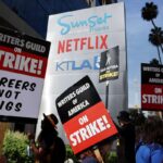 O sindicato dos roteiristas de Hollywood pos fim a greve apos chegar a um acordo com os estudios. 1