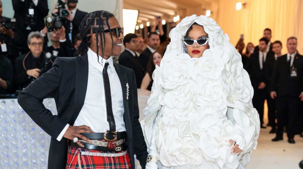 Rihanna e AAP Rocky revelam o nome e compartilham fotos do seu bebe chamado Riot Rose. 1