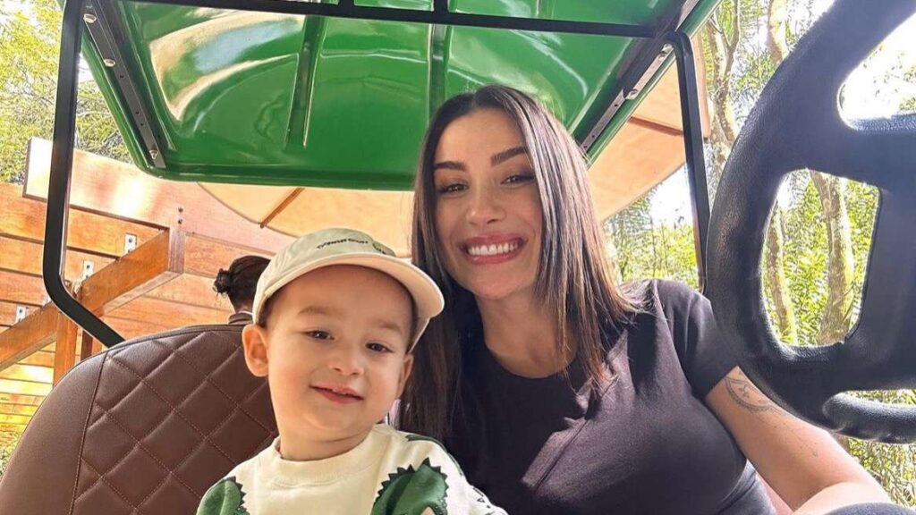 Bianca Andrade sofre um acidente de carro enquanto estava com seu filho.