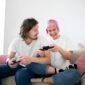Casal se divertindo enquanto joga video-game