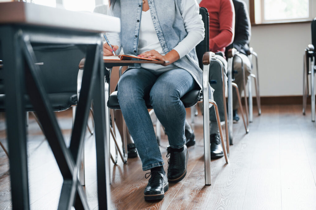 jovens sentados na sala de aula de uma faculdade