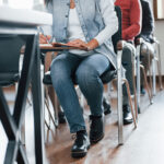 jovens sentados na sala de aula de uma faculdade