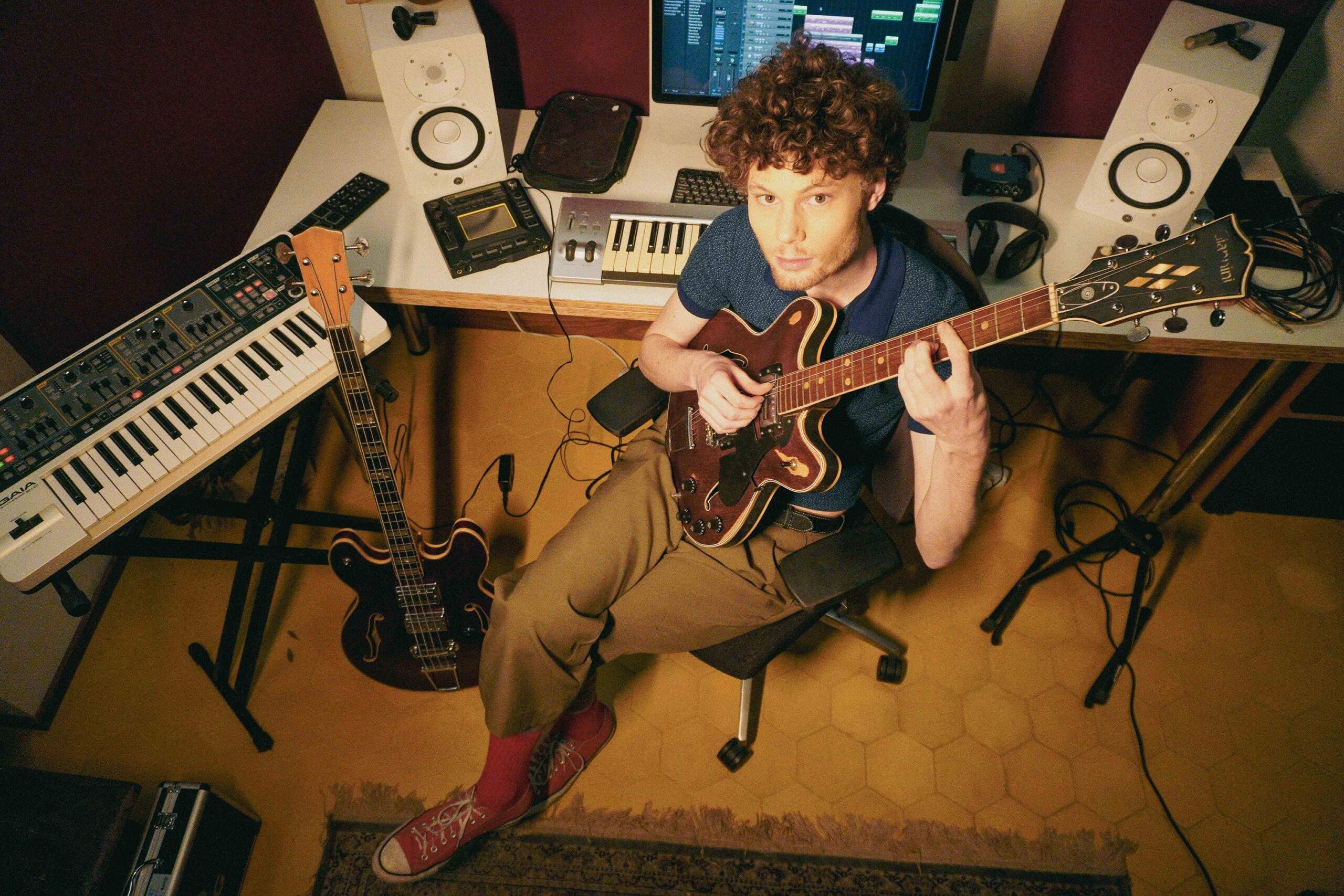 Valentim Frateschi anuncia “Estreito”, primeiro álbum solo, com presença de Sophia Chablau - Imagem do artigo original