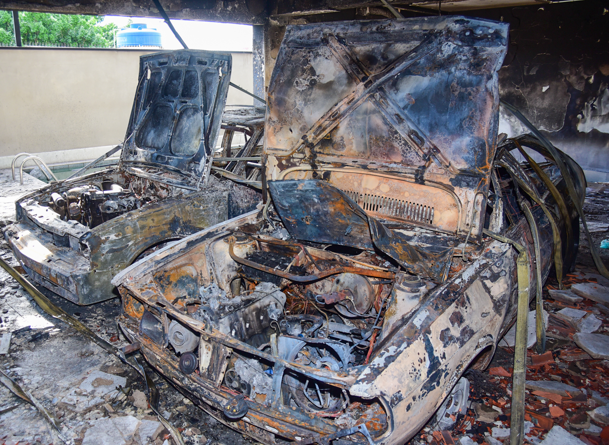 Casa dos pais do Mc Gui apos incendio 1584