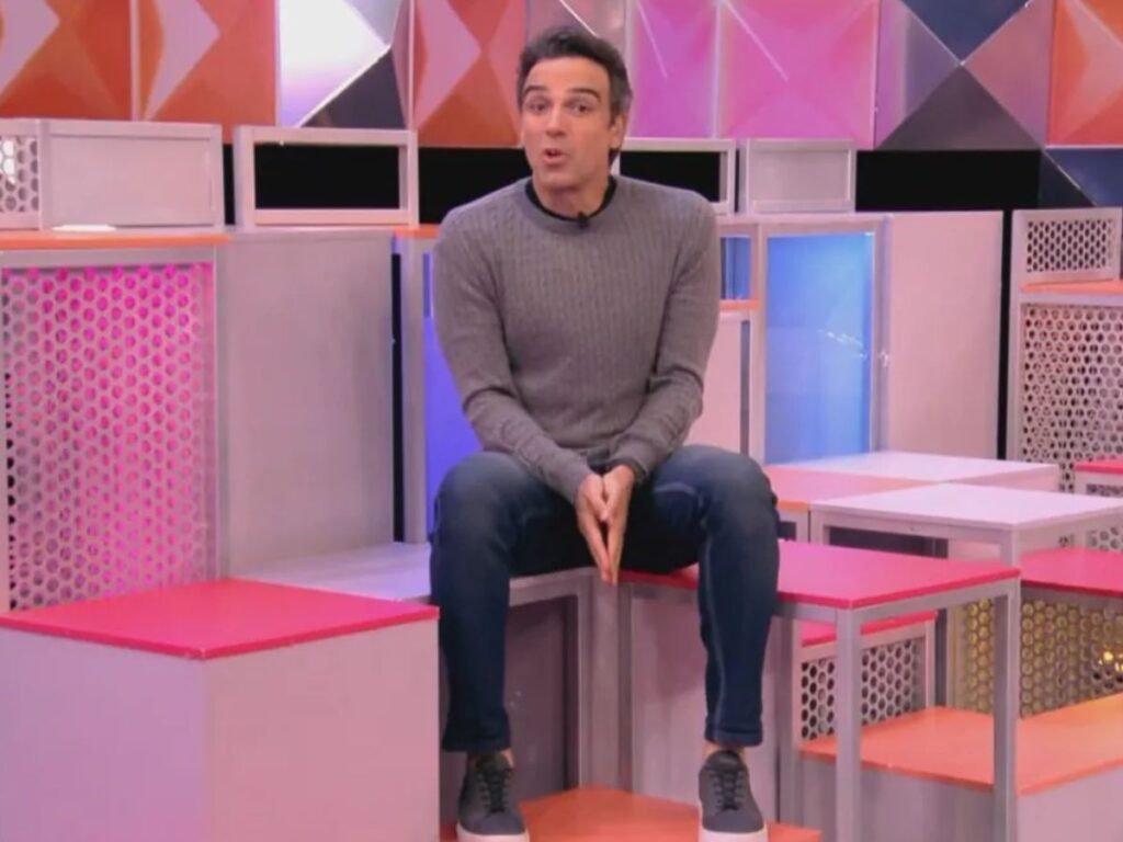 Tadeu Schmidt explica o botao misterioso no BBB26