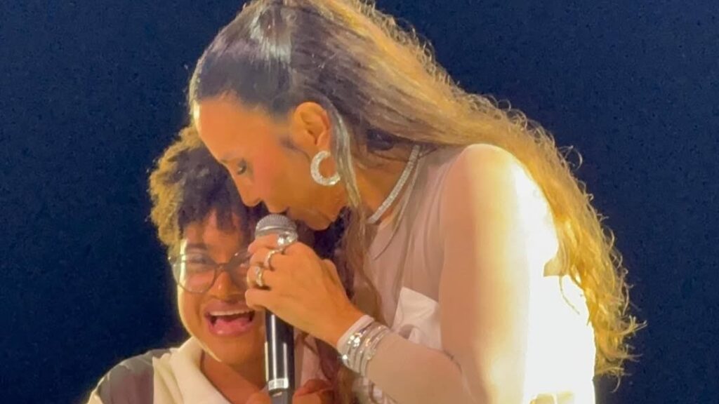 Tia Milena sobe no palco com ivete sangalo