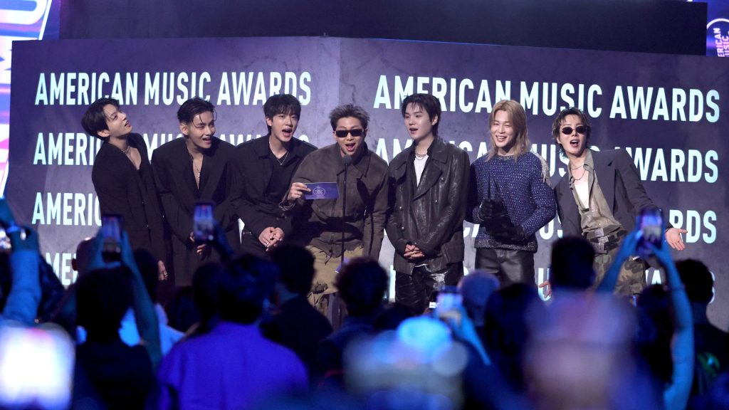 bts arrasa com performance de hooligan no american music awa 20260601