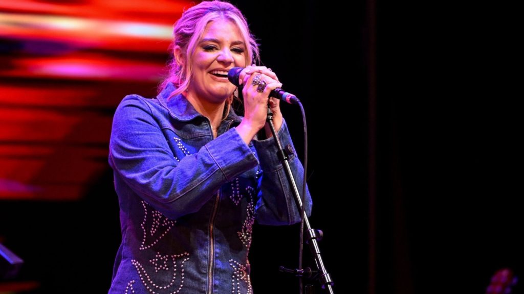 cantora chora ao falar sobre sa de mental no acm awards 20260619