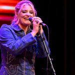cantora chora ao falar sobre sa de mental no acm awards 20260619