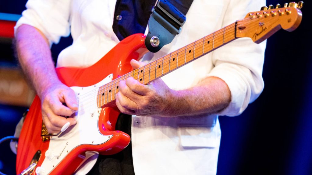 fender quer proibir venda de guitarras que imitam a stratoca 20260617