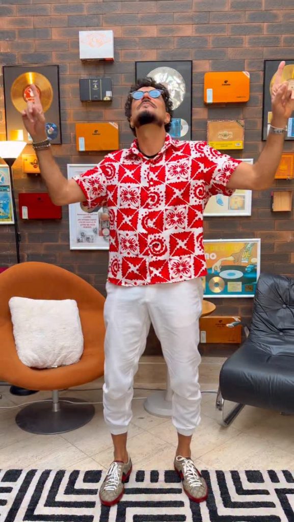 latino encanta p blico ao abrir show de lu sa sonza na virad 20260603