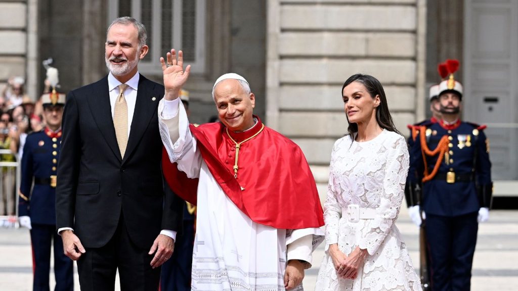 rainha letizia surpreende com rever ncia dupla ao papa le o 20260620