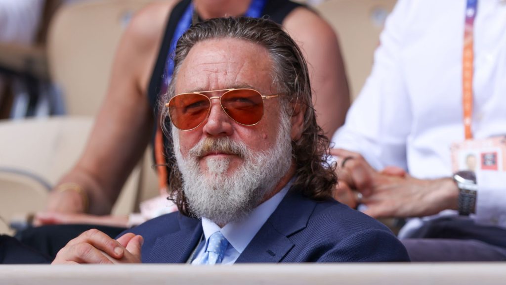 russell crowe responde a cr ticas ap s v deo com f s em sess 20260602