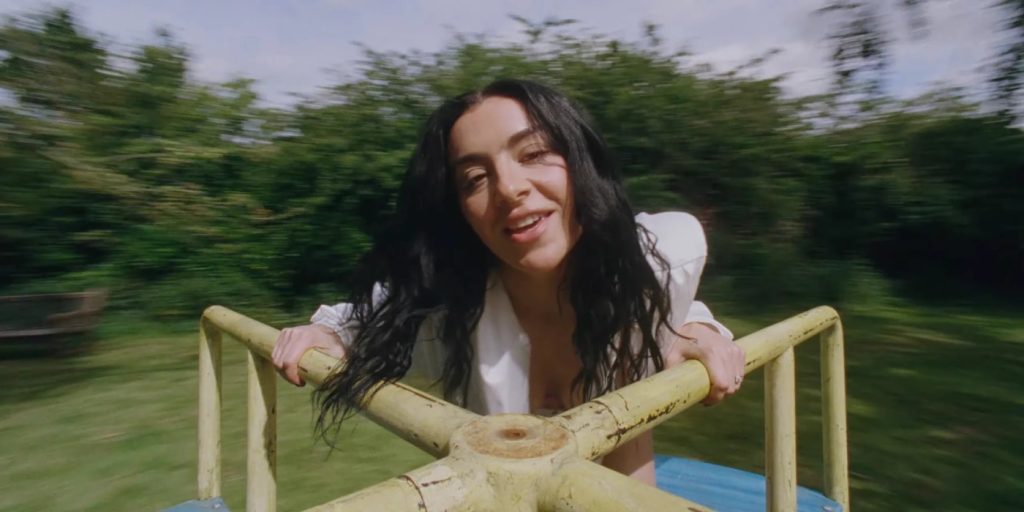 cr tica charli xcx aposta no pop rock e no alt rock para o v 20260703
