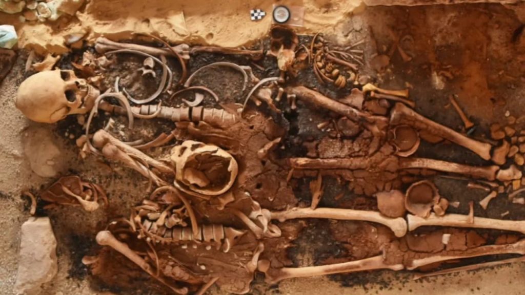 descoberta de t mulos com l nguas de ouro na antiga cidade e 20260706