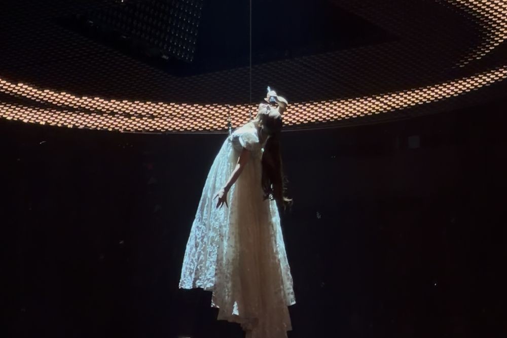 Ariana Grande encanta Chicago em show poderoso e discurso emocionante