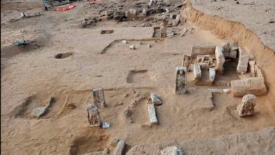 Arqueólogos desenterram estelas, amuletos e sarcófagos em Tell El-Deir
