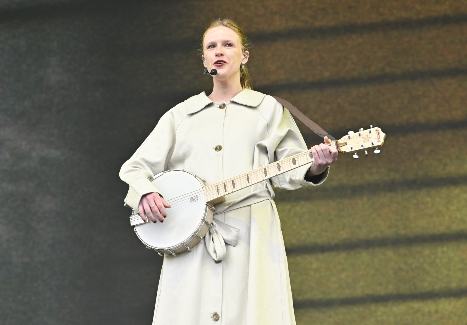 Audrey Hobert reinventa o trench coat com humor e autenticidade