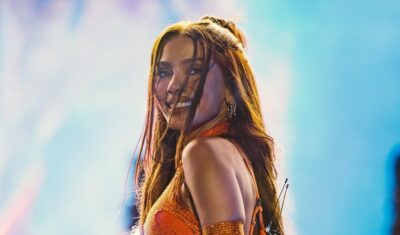 A cantora Anitta durante apresentação ao vivo