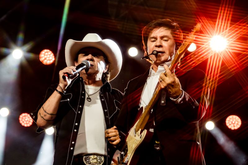 Chitãozinho e Xororó cantam no palco Estádio da Festa do Peão de Barretos 2026