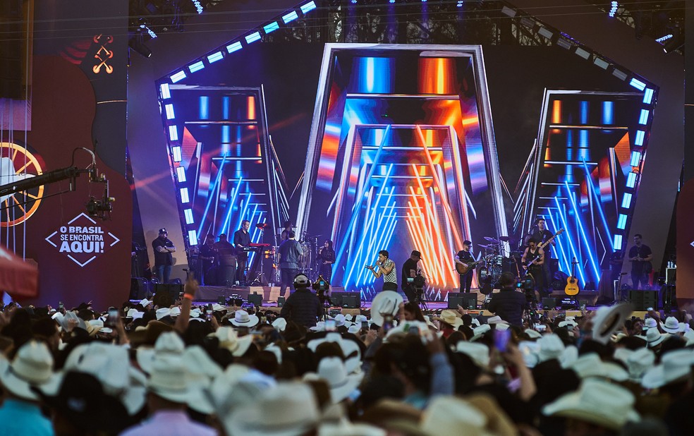 Público de chapéu no palco Amanhecer durante o segundo show de Zezé Di Camargo em Barretos 2026