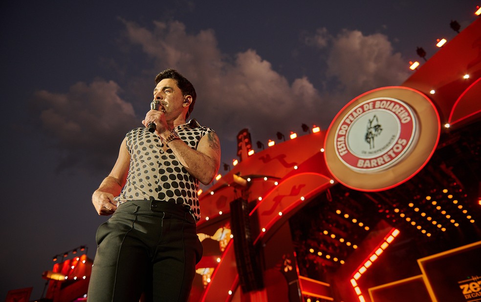 Zezé Di Camargo canta ao amanhecer na Festa do Peão de Barretos 2026