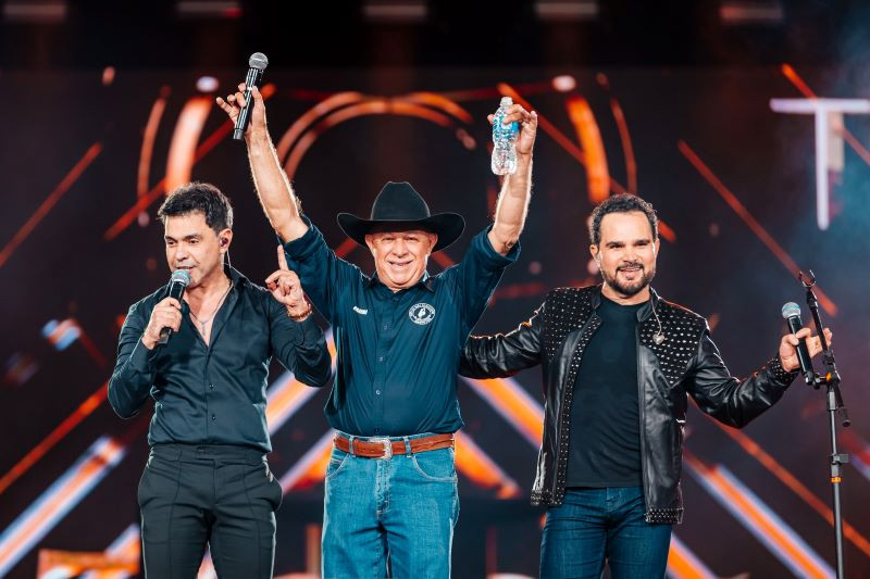 Zezé Di Camargo e Luciano durante homenagem no palco Estádio em Barretos 2026