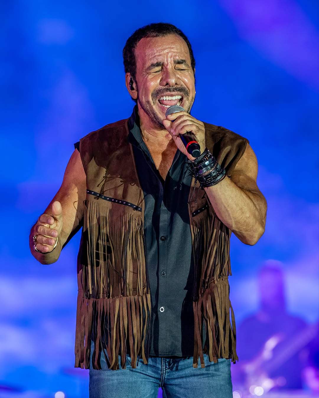 Close de Ralf cantando no Palco Amanhecer da Festa do Peão de Barretos 2026