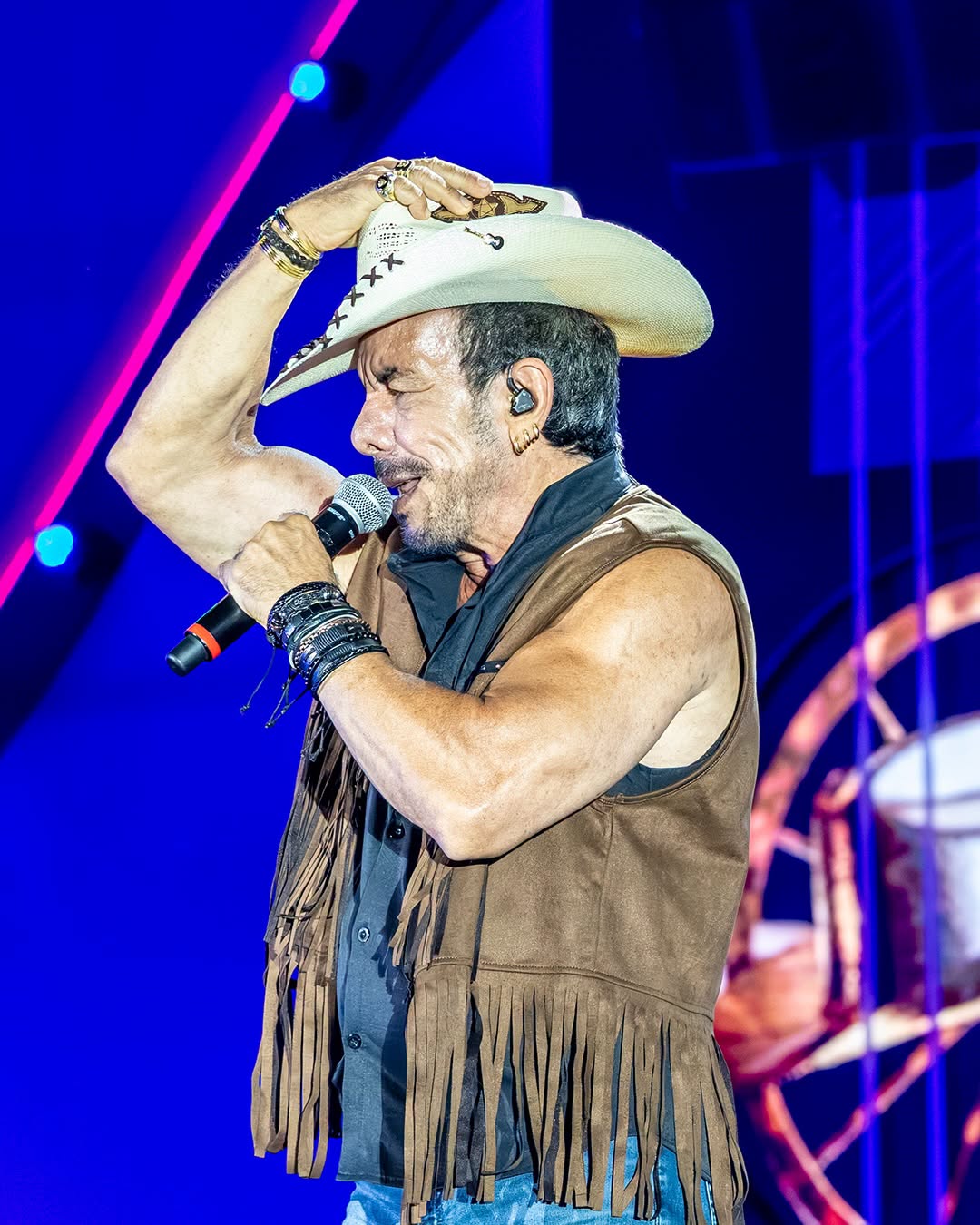 Ralf ergue o chapéu enquanto canta no Palco Amanhecer da Festa do Peão de Barretos 2026