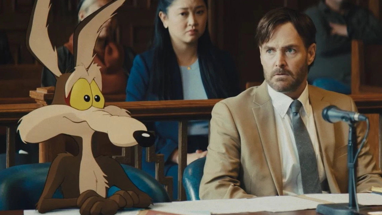 Cena de Coyote vs. ACME com atores e personagens animados