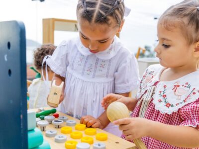 Neymar mostra Mavie e Helena em divertida oficina de brinquedo