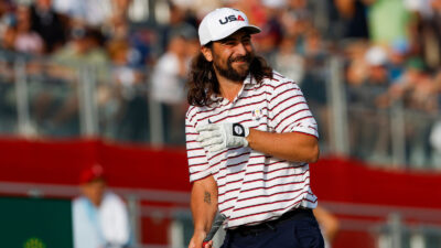 Noah Kahan toca e joga golfe no beneficente Folk and Fairways