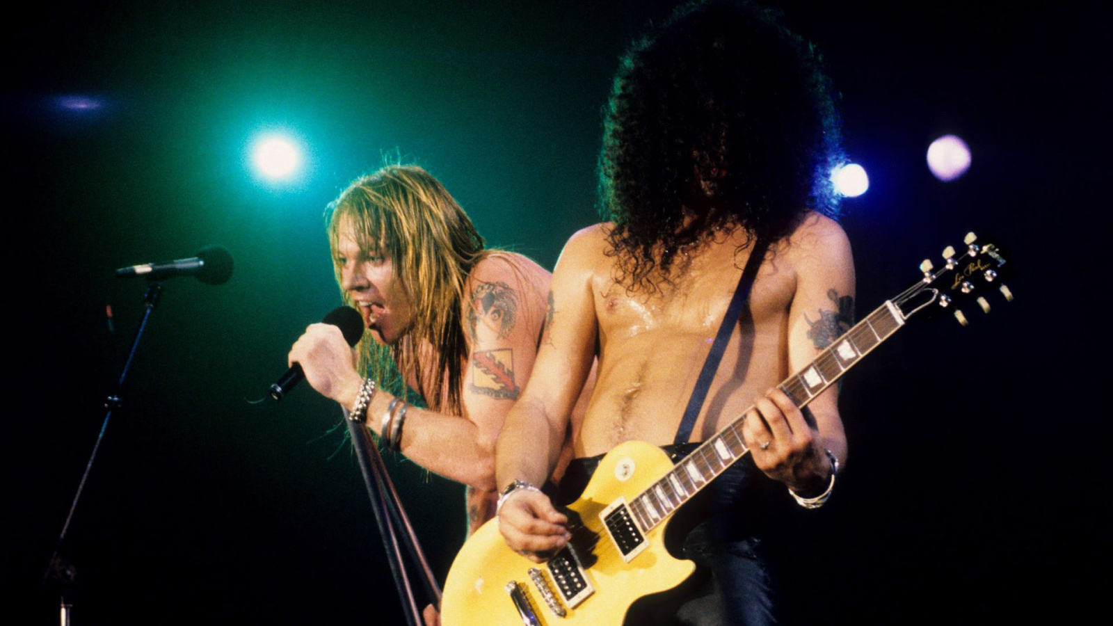Slash revela reencontro com Axl e retorno inesperado ao Guns N' Roses