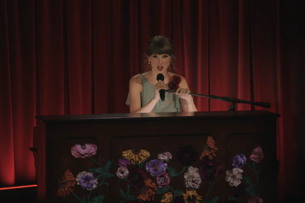 Taylor Swift toca medley acústico no Museu do Grammy com piano florido