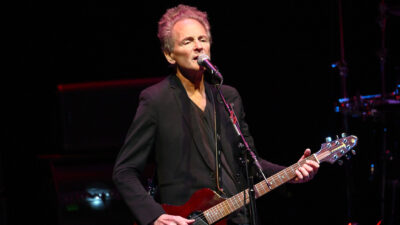 Tribunal declara Michelle Dick inapta para julgamento de Lindsey Buckingham