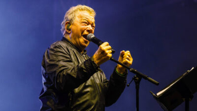 Aos 95, William Shatner sobe ao palco e toca clássicos do metal
