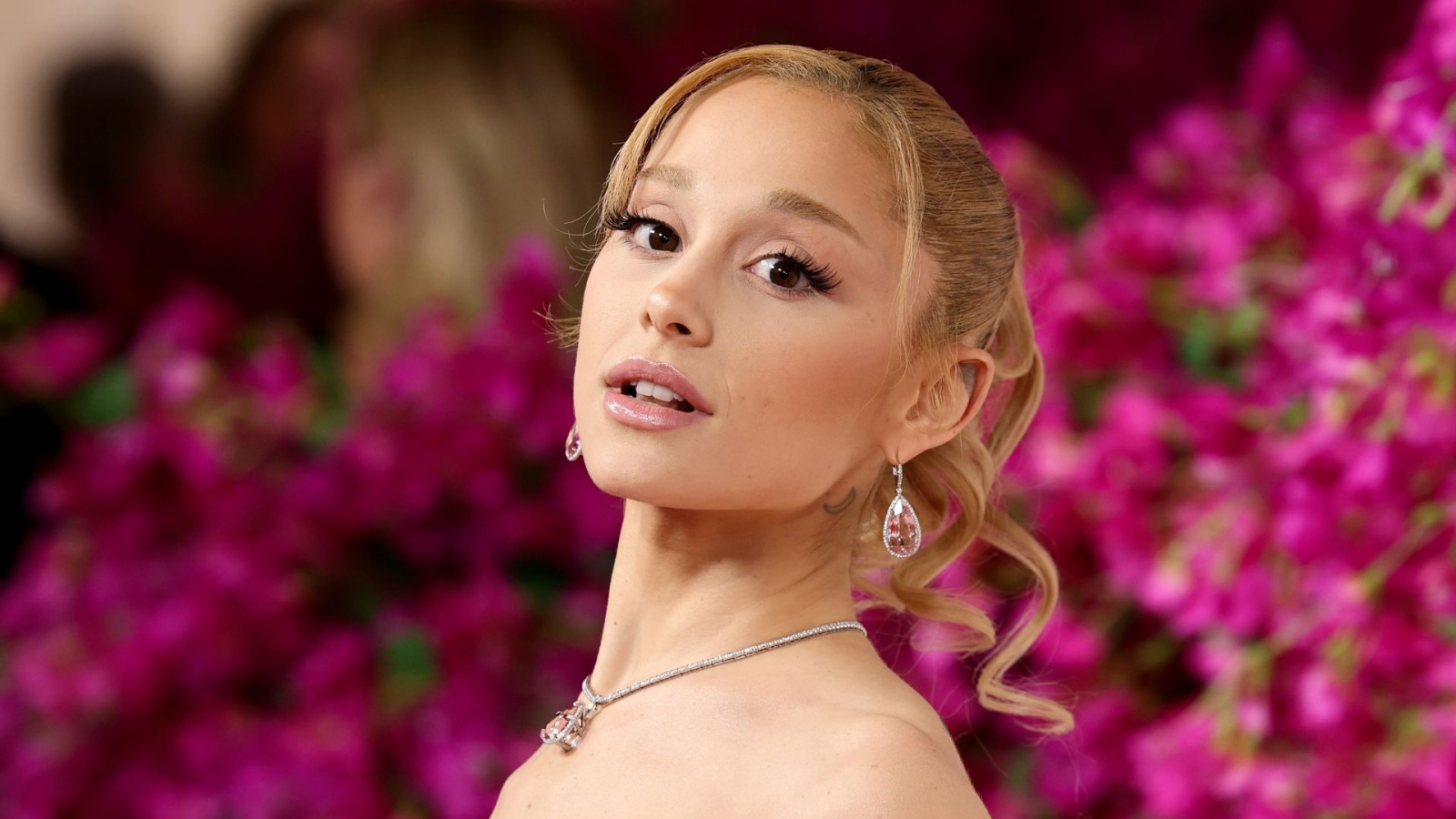 Ariana Grande encerra turnê na O2 emocionada e homenageia fãs