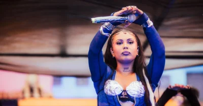Budah conquista platina por 'Púrpura' após estreia histórica