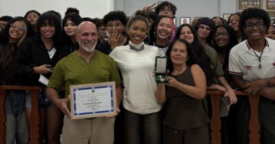 Câmara de Queimados entrega Medalha Darcy Ribeiro à cantora Ebony