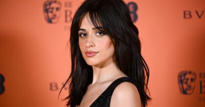 Camila Cabello arrasa em vestido dourado translúcido no tapete vermelho