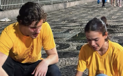 Bruna Marquezine e Shawn Mendes com voluntários em ação solidária no Rio de Janeiro
