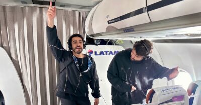 Cat Dealers animam voo da LATAM com pocket show a 10 mil pés