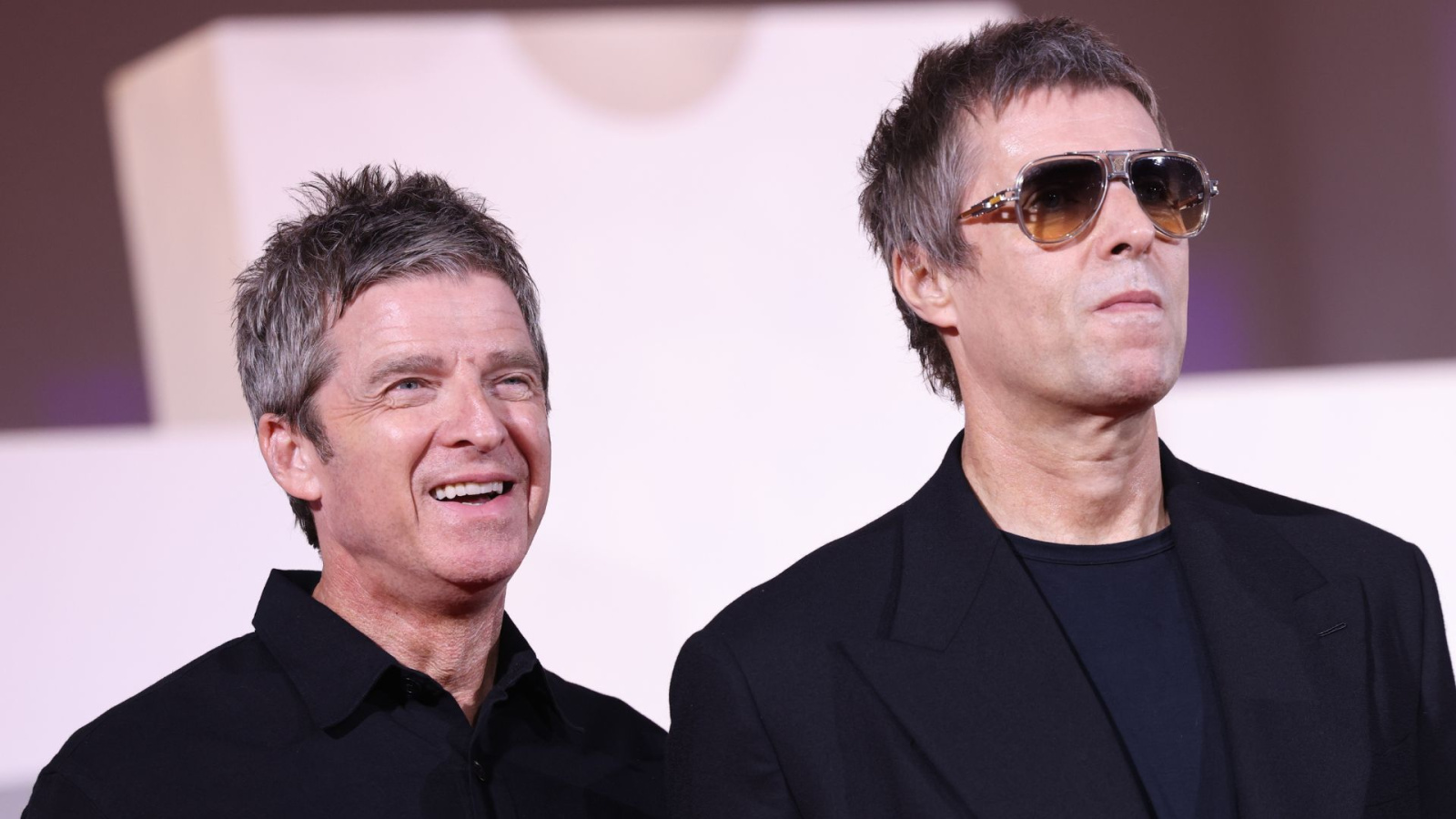 Documentário revive a energia da turnê de reunião do Oasis em 2025