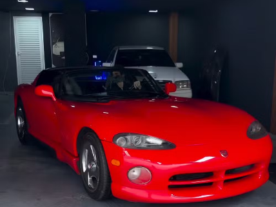 Fiuk oferece seu raro Dodge Viper 1993 vermelho por R$ 800 mil