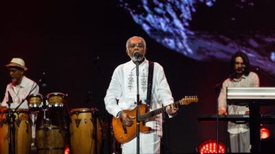 Gilberto Gil sugere despedida ao emocionar no Rock in Rio